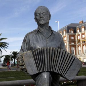 MONUMENTO ASTOR PIAZZOLLA